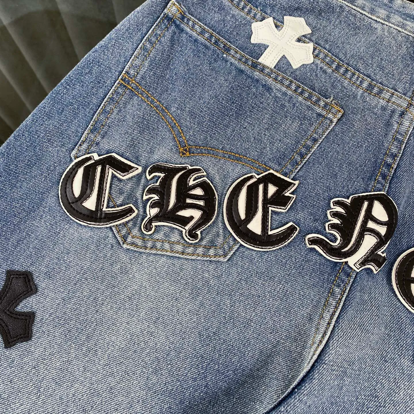 🅿️280 chrome hearts 2025 new city limited classic leather label jeans vi Top heavy industry fashionable design] Consistent high street luxury style creation. Speaking of this style, the Zangyin family and GU family are definitely among the leading representative brands. Especially the Zangyin family has really achieved a state-of-the-art effect in creating high street style. It is made of unique washed materials. The color system of this model is already quite eye-catching. After it is decorated with patchwork cross flowers, it cleverly highlights the charm of the brand. Secondly, this model uses classic The classic high-waist cutting design highlights the long legs and the fashionable temperament of the upper body. The brand is highly recognizable and the slim fit configuration is more suitable for daily wear. This product is a product that interprets personality, fashion, and specifications at a glance. This single product is enough to make any fan excited. It can be a white T-shirt for youthful preppy style, or a tight sling for royal lady style. It has strong matching ability and can be easily controlled by men.  [Material and craftsmanship] Needless to say, this point goes without saying. As an excellent craftsman brand, Zangyin has really perfect requirements for details and craftsmanship. The washed color of this model has gone through so many processes, not to mention the embellishment of the denim appliqués. It is also purely handmade and sewn. Just like what they believe in, only handmade things have soul and have the meaning of wear. A top-notch heavy-duty fashionable denim item, I look forward to your perfect interpretation! !  Size:28-34